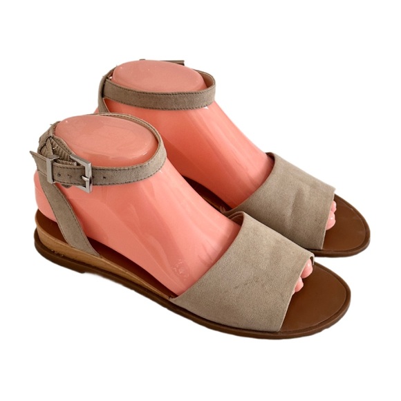 Kenneth Cole Reaction Jolly Sandals - Picture 2 of 10